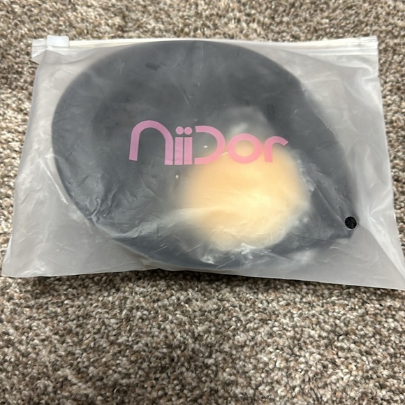 NWT self adhesive strapless/backless bra. and pair of nipple covers. D - Picture 3 of 3